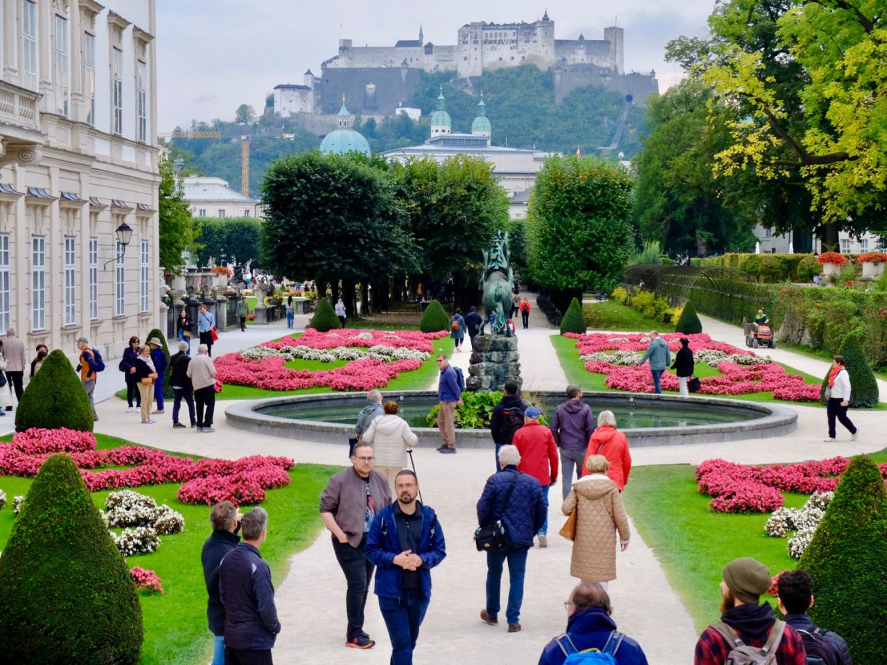 Een foto van de Mirabellgarten in Salzburg.