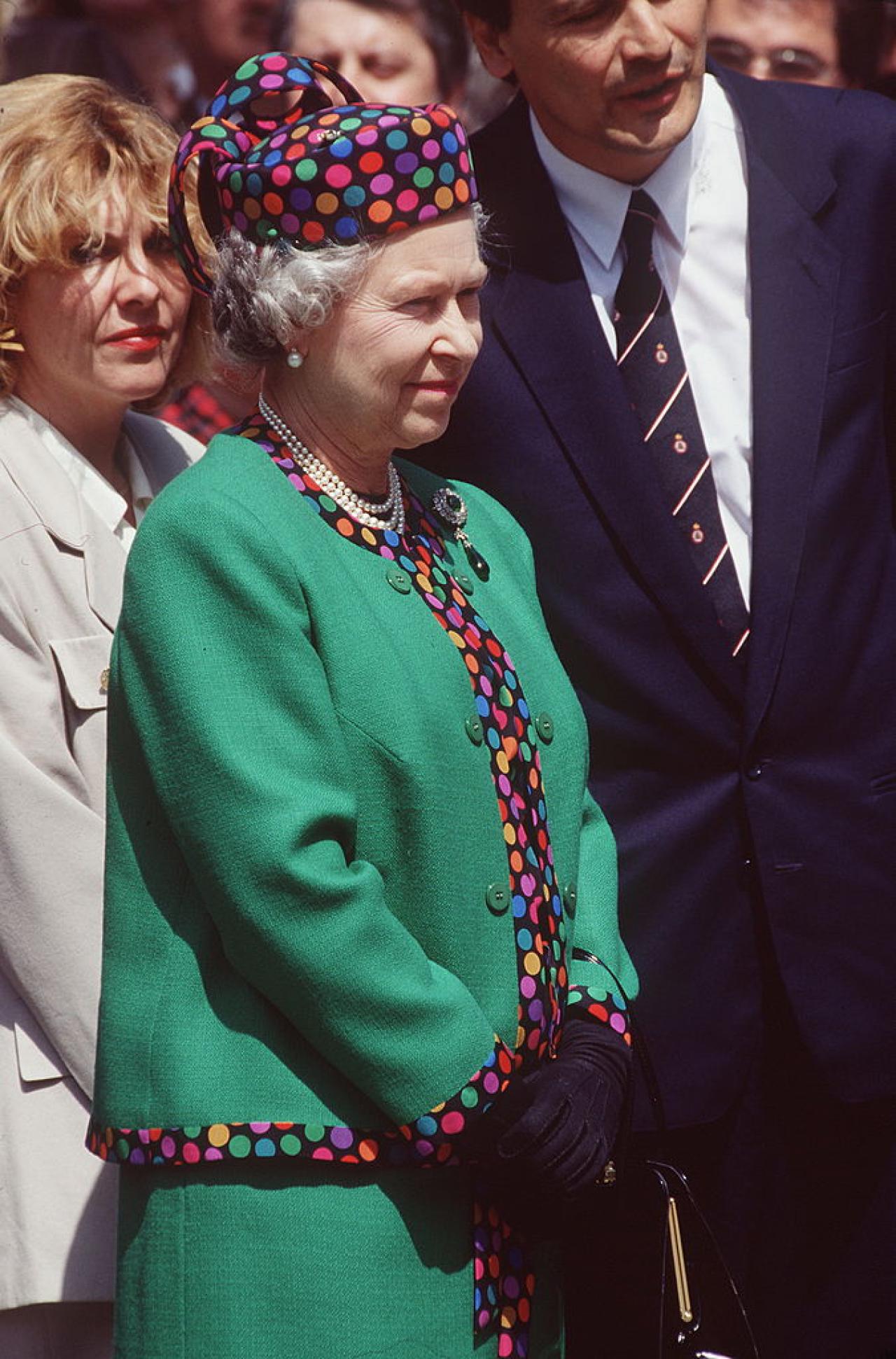 In Boedapest droeg Elizabeth II een hoed van Marie O'regan en een pakje van Ian Thomas, 1993. (c) Getty
