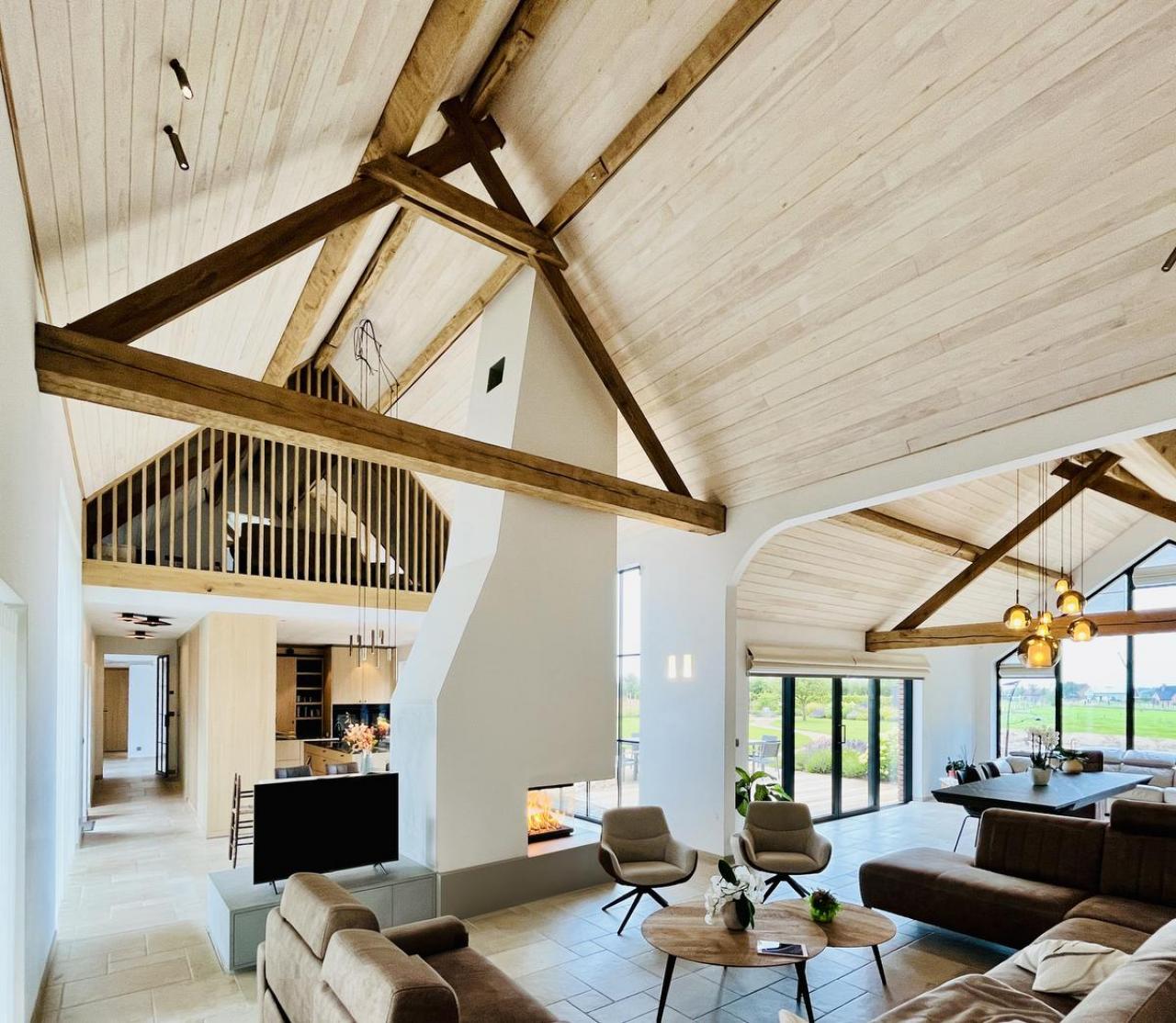 De schouw is de eyecatcher in de leefruimte.