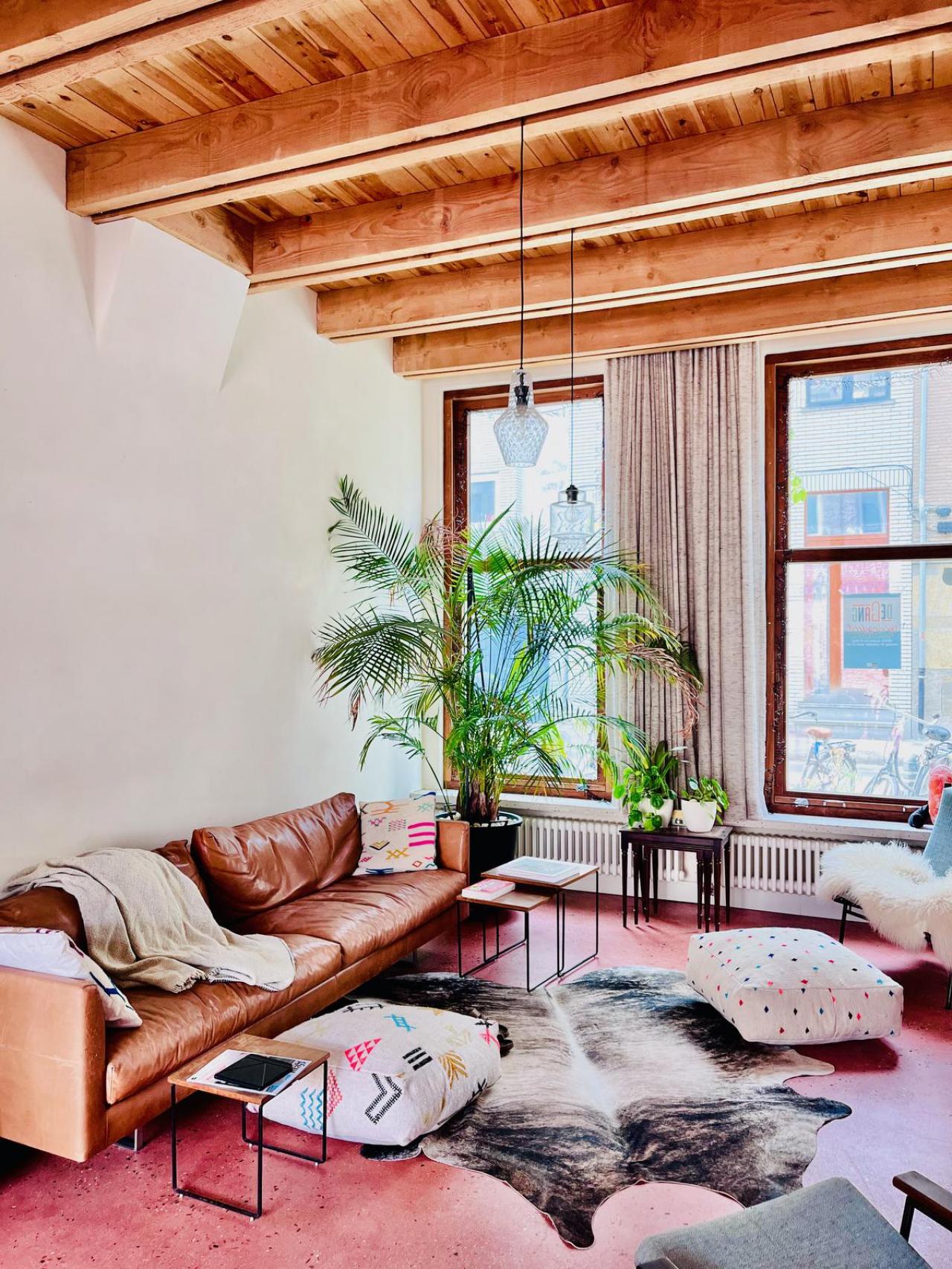 De leefruimte oogt gezellig.