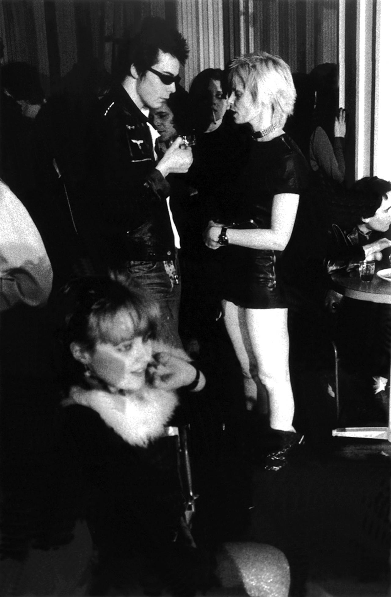 Sid Vicious en Vivienne Westwood tijdens een optreden van de Sex Pistols