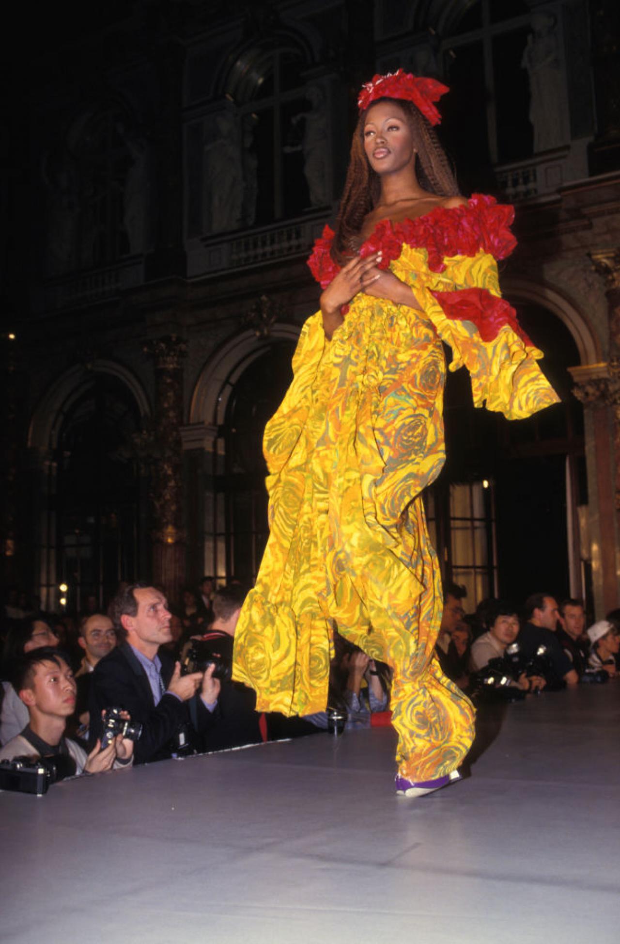 Naomi Campbell voor Vivienne Westwood Prêt-à-porter lente-zomer 1993