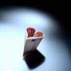 Illustratie van een hart gemaakt uit cash geld.