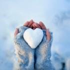 2 handen die een hart van sneeuw vasthouden