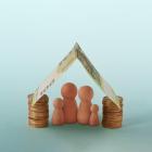 Illustratie van 2 grote en 2 kleine poppen die onder een dak van cash geld staan.