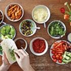 Kommetjes vol met diverse soorten voeding.