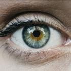 Focus op de oogbol van een vrouw.