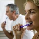 Man en vrouw poetsen hun tanden.