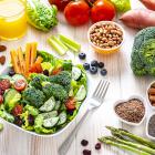 Heleboel gezond eten zoals fruit, groenten en zaden.