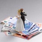 Hoop cash geld waar miniatuur getrouwd koppen op danst.