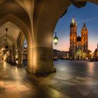 Zicht op basiliek van Krakau tijdens zonsondergang.