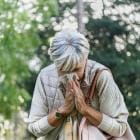 Portret van een vrouw met een allergie die haar neus snuit, hoest en niest. Oudere vrouw met een verkoudheidsvirus in de natuur.