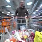 Half gevulde kar in supermarkt