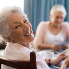 Vrouwelijke senior die lacht terwijl ze kaartspel speelt
