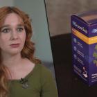 Vrouw die bedenkend kijkt naar verpakking van DroomSap.