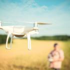 Volwassen boer en piloot gebruiken drone-afstandsbediening