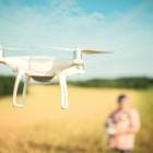 Volwassen boer en piloot gebruiken drone-afstandsbediening