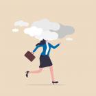 Illustratie van vrouw met een wolk die haar hoofd bedekt.