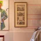 Vrouw kijkt naar kunst.