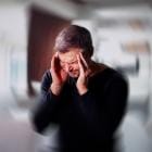 Man met pijn aan hoofd en troebel zicht.