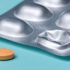 pil uit blisterverpakking gehaald, klaar om in te nemen