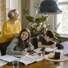 petits enfants grand-mère famille