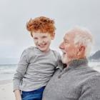 Grootvader en kleinzoon op het strand