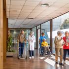 Zorgprofessionals die oudere bewoners ondersteunen en zachte zorg en emotionele steun bieden binnen een seniorenwoonomgeving.