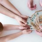 Kleinkinderen willen 50 eurobiljetten uit de hand van een oude man, platte afbeelding op witte achtergrond.