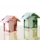 Geplooid cash geld in de vorm van 2 huizen