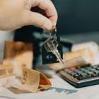 Geplooid cash geld in de vorm van 2 huizen