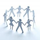 Illustratie van man en vrouw uit papier die hand in hand in een cirkel staan.