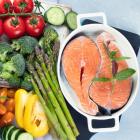 Een heleboel groenten, rauwe vis en kip.