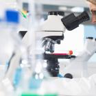 Wetenschappers in een lab onderzoeken kanker.