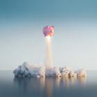 Illustratie van een roze varken dat de lucht inschiet boven een grote massa water.