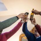 Verschillende mensen klinken met alcoholische dranken.