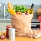 Voedingswaren in een bruine zak op keukentafel