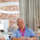 Lachende 50-plussers met een jongere animatrice.