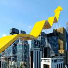 Digitaal gegenereerde afbeelding van een abstract groeidiagram met een pijl in de vorm van een bouwwerk boven een stadsgezicht, waarmee economie en groei worden gevisualiseerd.