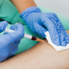 Arts neemt bloed af van patiënt.