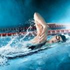 Zwemmer maakt crawl-beweging