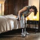 Vrouw met handicap die prothesemateriaal thuis draagt.