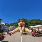 Pierrot, logo van Spa op het zonnige plein.