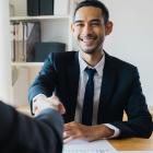 employé heureux patron