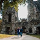 Koppel voor de ingang van de abdij.