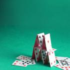 Kaarthuis dat in elkaar stort.