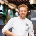 Seppe Nobels bereidt groenten in de keuken.