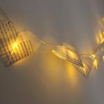 Une guirlande lumineuse de pages de livre