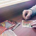 Une pochette de billets à gratter