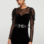 Petite robe noire en velours avec empiècements en dentelle